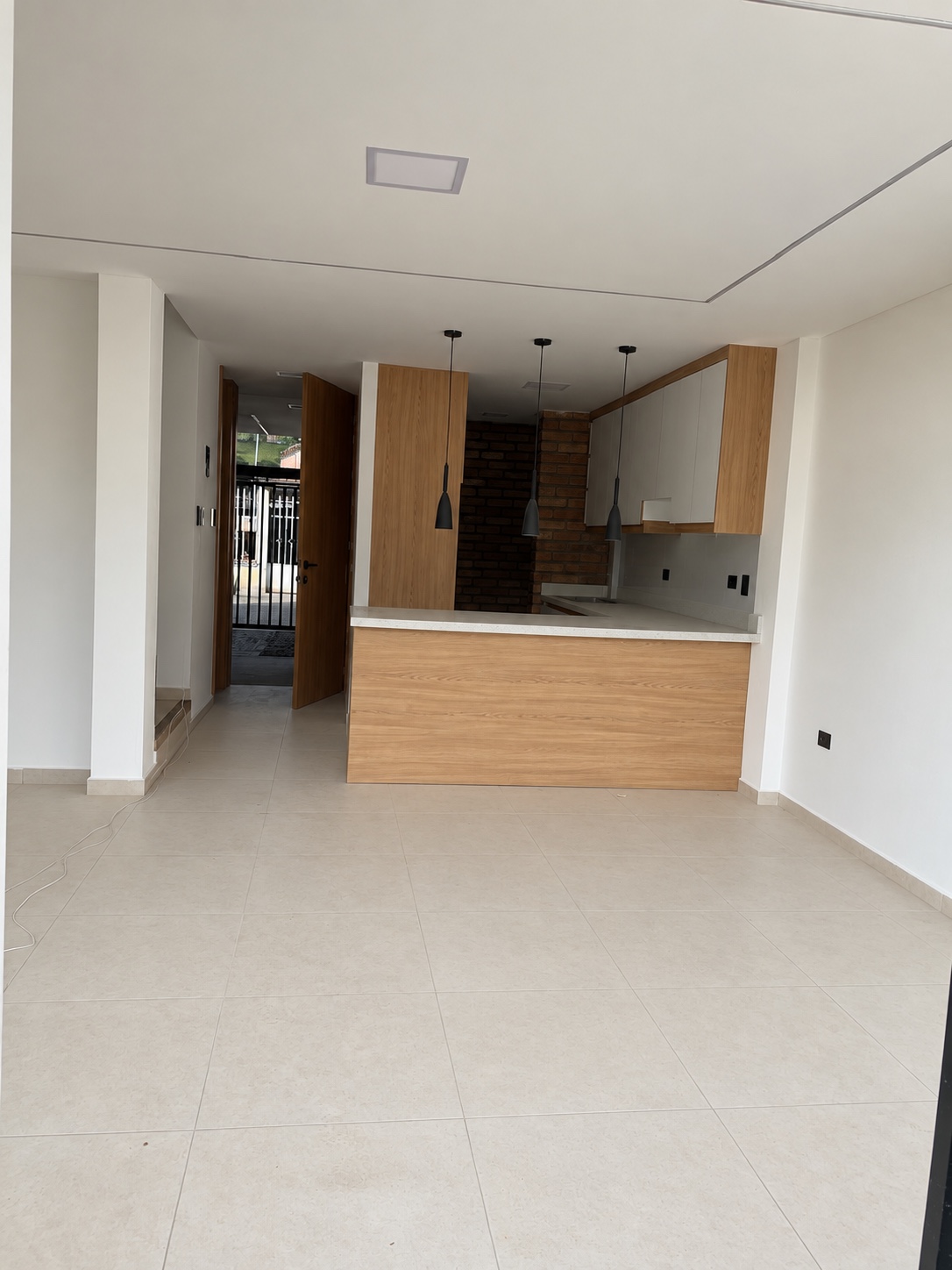 Sala, comedor y cocina construidos de la casa modelo de Casas de Sebastián