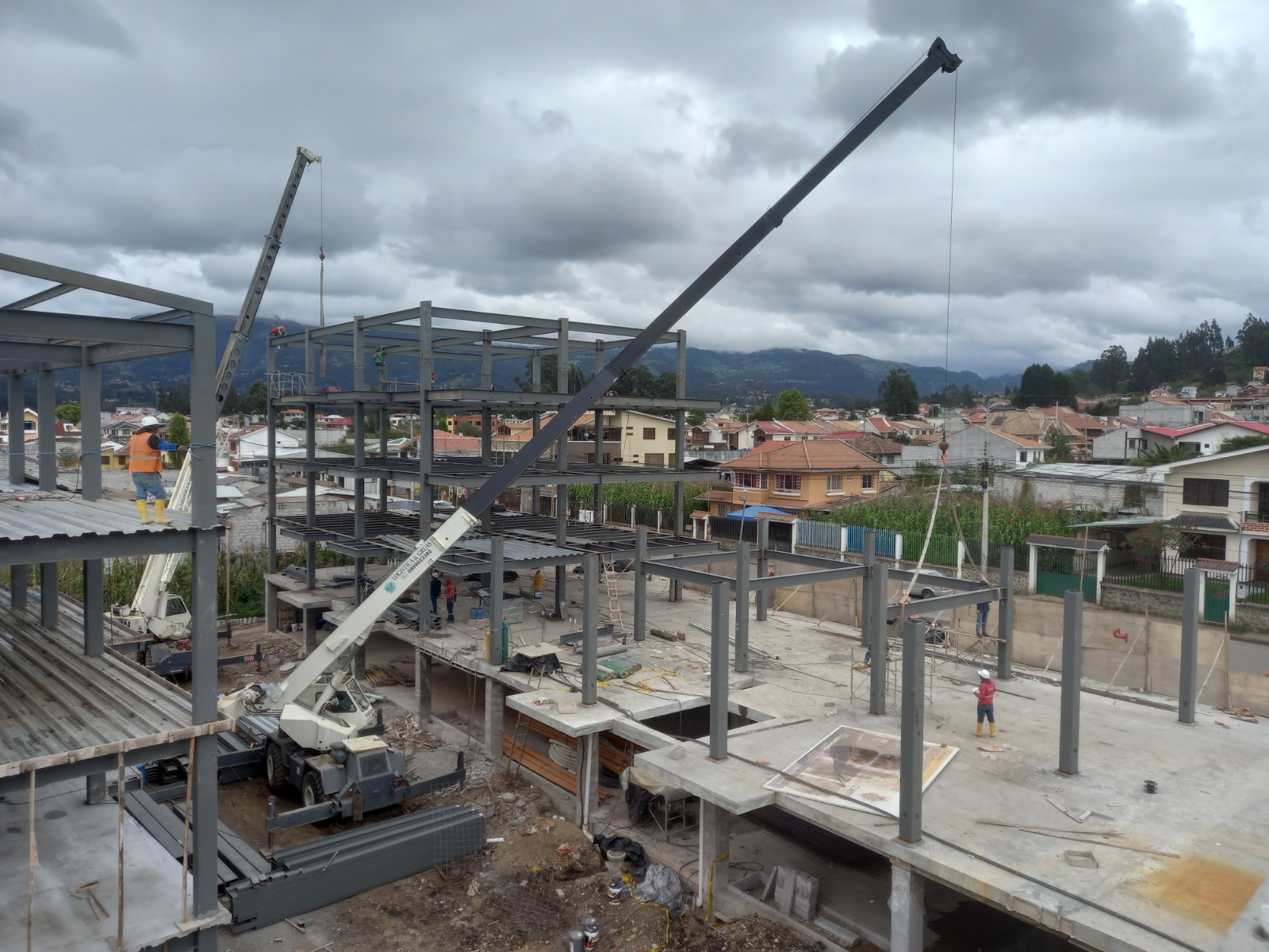 Montaje de estructuras con grúas en el Conjunto Bicentenario