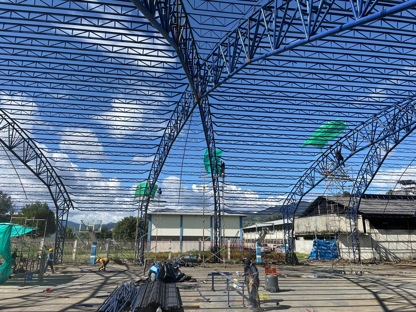 Estructura metálica de gran luz durante la construcción de la cubierta del Colegio Técnico